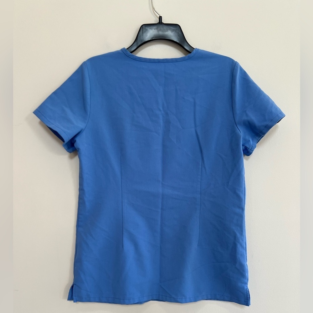 FIGS Women's Casma Three-Pocket Scrub Top in Technical Blue PO 2444, size XS - Picture 4 of 8
